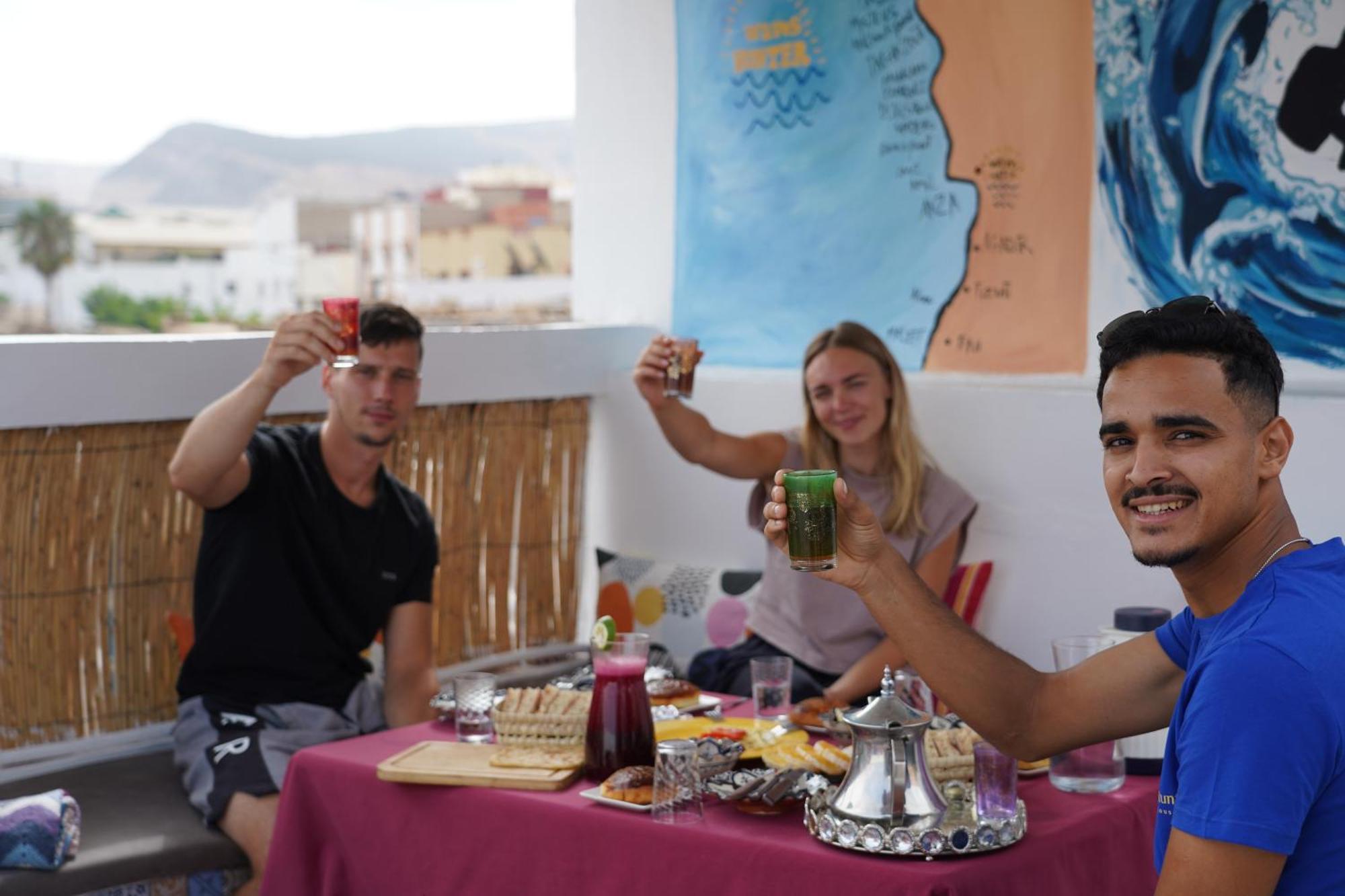 Waves Hunter Surf House Bed & Breakfast Агадир Екстериор снимка
